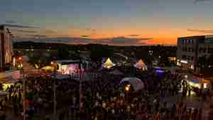 MARQUESS lockt 2000 Besucher auf den Rathausplatz