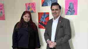 Farbenfrohe Werke über Stadttauben im Rathaus