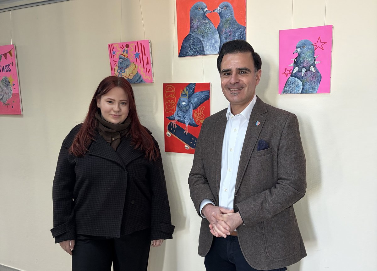 Farbenfrohe Werke über Stadttauben im Rathaus