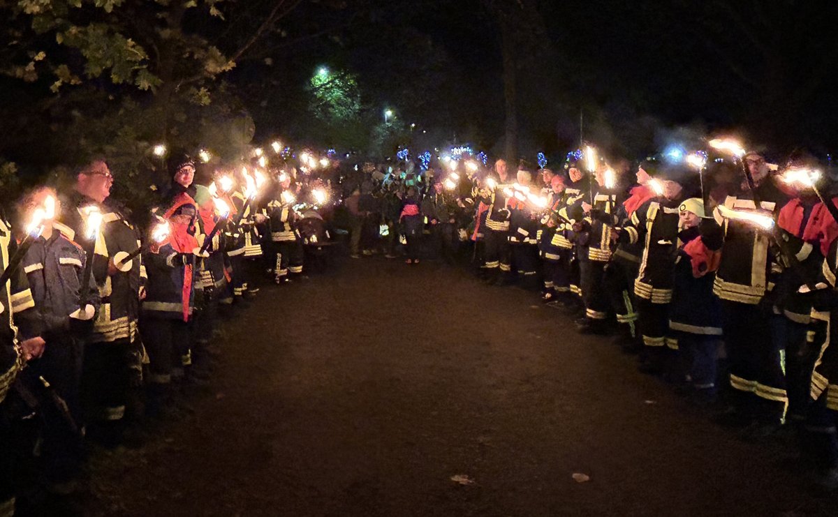Großer Laternenumzug führt um Berenbosteler See