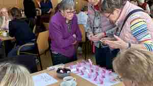 Café-Nachmittag führt zu Begegnung, Austausch und kreativen Impulsen