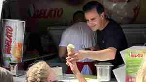 Bürgermeister löst Zusage für gratis Eis ein