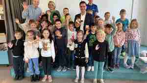 Erstklässler freuen sich über Lesetaschen