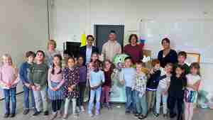 Zweitklässler lernen, Müll richtig zu trennen