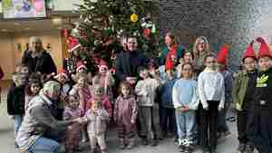 Kleinsten schmücken Weihnachtsbaum im Rathaus