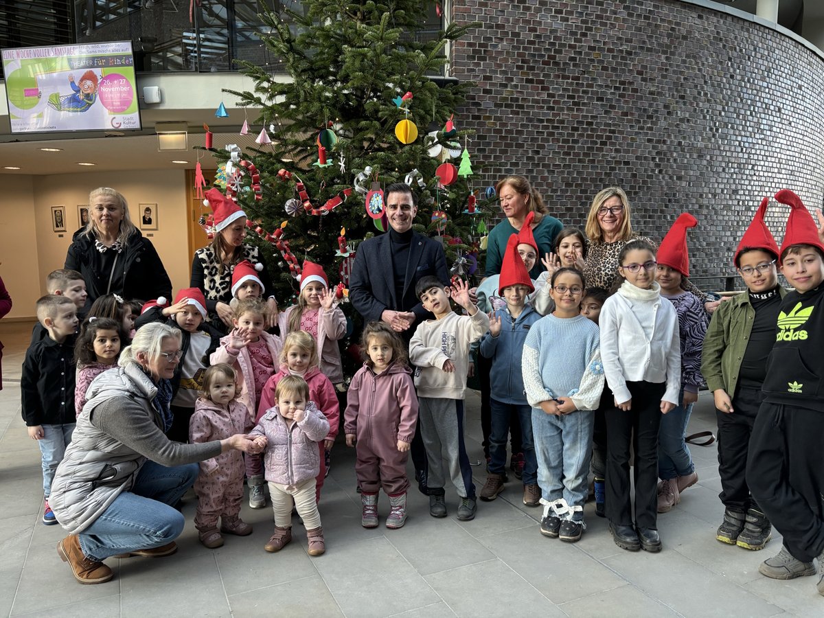 Kleinsten schmücken Weihnachtsbaum im Rathaus